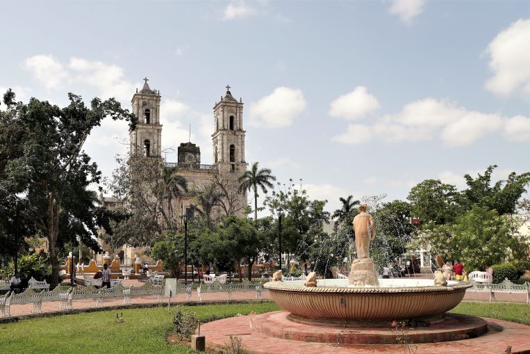 Valladolid center park viewing church