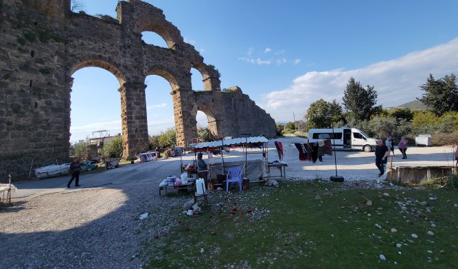 Aspendos aquaduct street hawkers