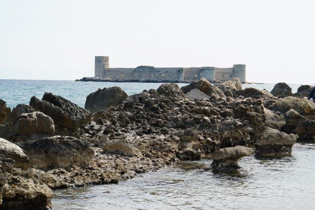 Maidens Castle behind rocks