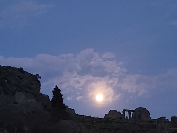 Moon over ruins of Sillyon