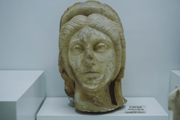 Woman head sculptor