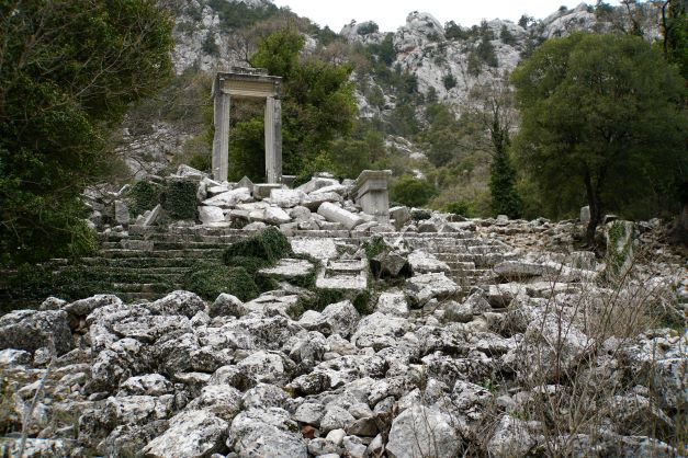 viewing the Temple of Artemis and Hadrian and Hadrian Propyum