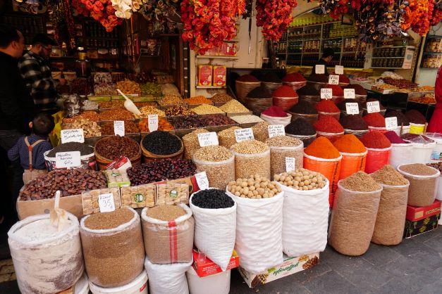 Dergah Çarşısı Bazaar spices on display