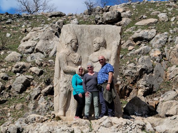 Re-enacting hand shake between Heracles and Mithrydates